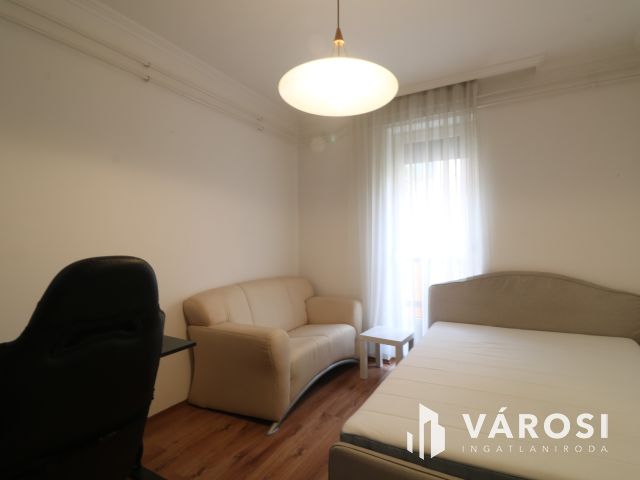 4/1. ben. 2 lakás ,1 garázs, 1 beálló !