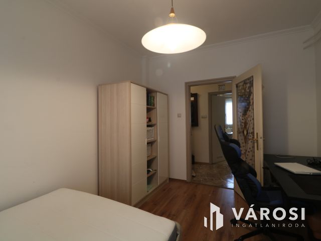 4/1. ben. 2 lakás ,1 garázs, 1 beálló !