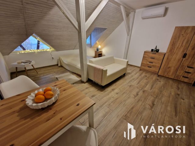 4/1. ben. 2 lakás ,1 garázs, 1 beálló !