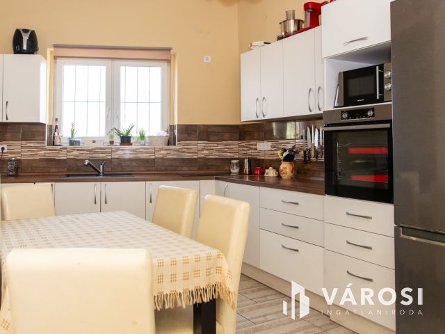 Vámospércs jó részén 5 szoba nappalis családi ház eladó!