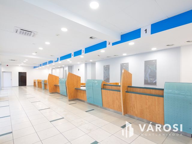 246 m2-es üzlethelyiség a legfrekventáltabb helyen kiadó