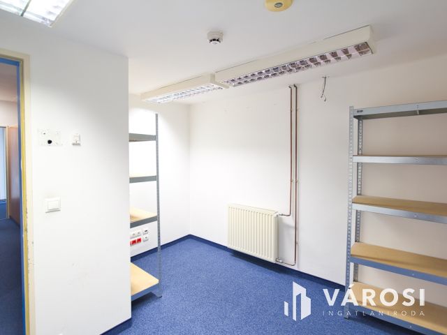 246 m2-es üzlethelyiség a legfrekventáltabb helyen kiadó