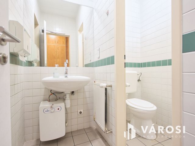 246 m2-es üzlethelyiség a legfrekventáltabb helyen kiadó