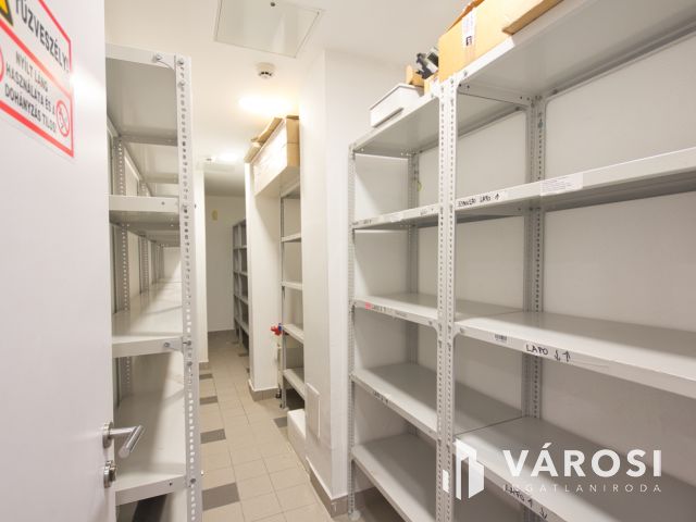 246 m2-es üzlethelyiség a legfrekventáltabb helyen kiadó