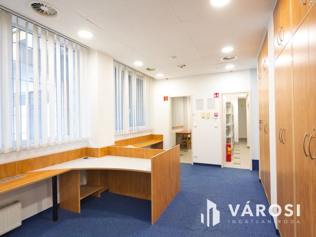 246 m2-es üzlethelyiség a legfrekventáltabb helyen kiadó