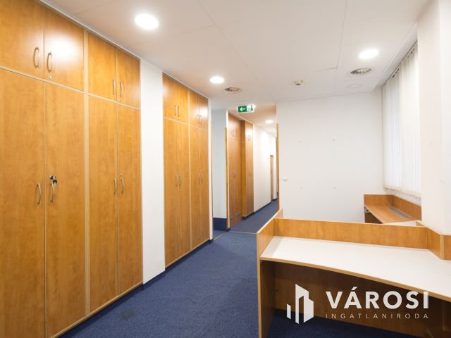 246 m2-es üzlethelyiség a legfrekventáltabb helyen kiadó