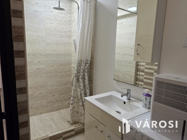 Teljeskörűen felújított ház a Lencztelepen-panel lakás árban