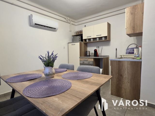 Teljeskörűen felújított ház a Lencztelepen-panel lakás árban