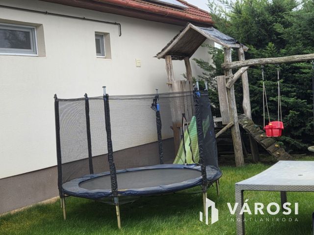 Teljeskörűen felújított ház a Lencztelepen-panel lakás árban