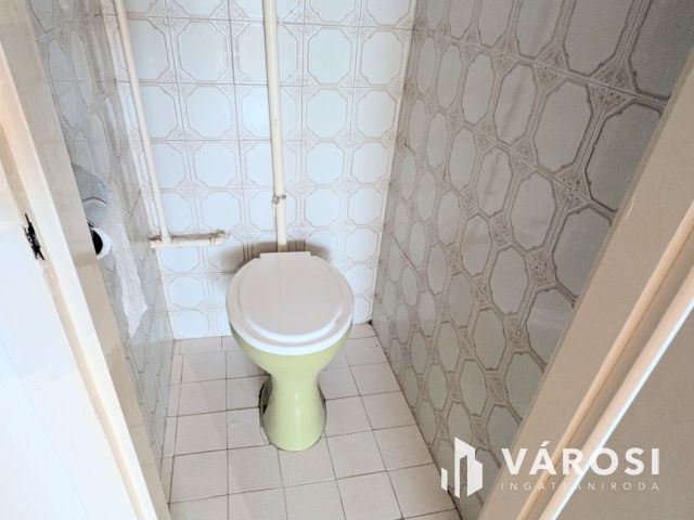 Mesterhármas: belváros, 3 szoba, erkély!