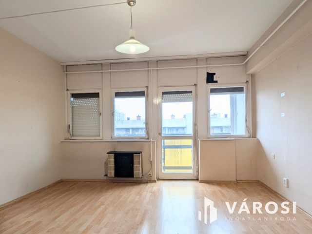 Mesterhármas: belváros, 3 szoba, erkély!