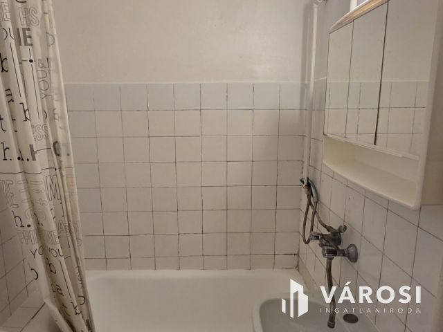 Ikerház építésére is alkalmas telek kiemelt övezetben!