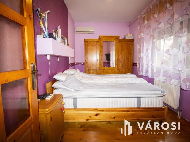 Belvárosi, teljesen felújított ház, üzlettel- Szarvason