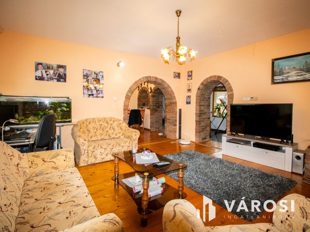 Belvárosi, teljesen felújított ház, üzlettel- Szarvason