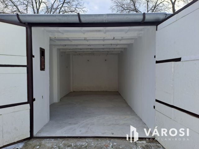 Rendezett garázs jó helyen eladó a Dobozi lakótelepen