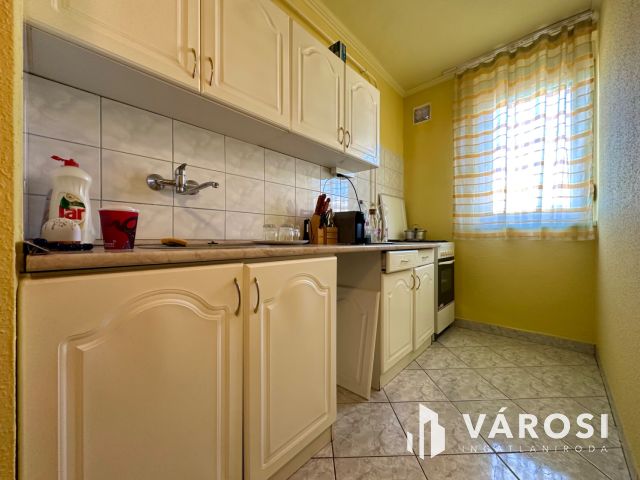 Besztercén 3. emeleti, felújított, erkélyes lakás eladó!