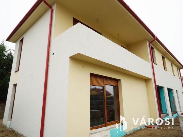 Gyálon eladó új építésű 4 hálós ikerfél csendes utcában