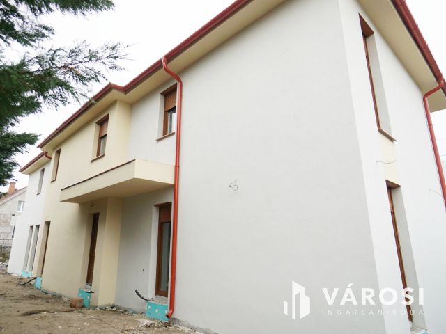 Gyál csendes utcájában 4 hálós új építésű ikerfél eladó