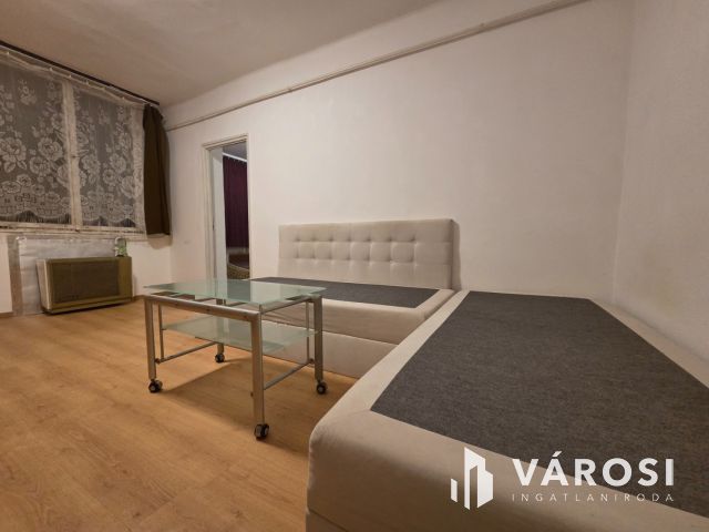 Kétszobás földszinti lakás a városközpontnál
