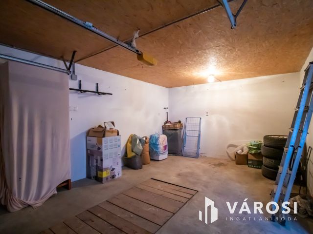 Felújított kis ház paneláron