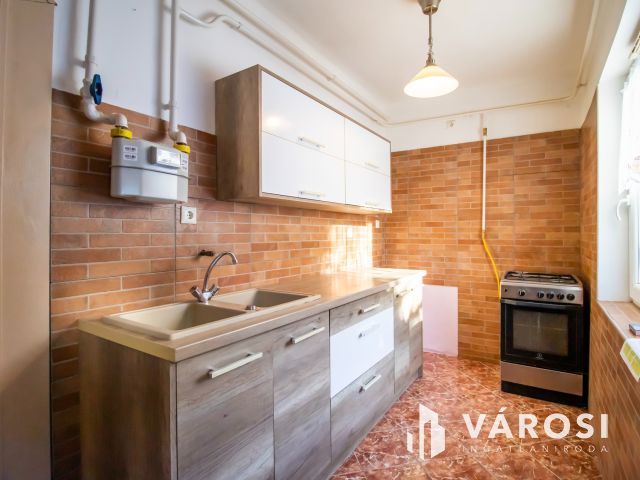 Felújított kis ház paneláron