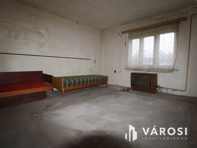 Sarkad teleki részén felújittandó 3 szobás családi ház eladó