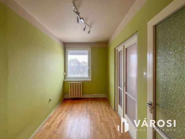 Eladó 2,5 szobás, erkélyes, hőszigetelt panel lakás