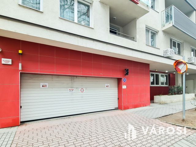 Szabolcs utcában teremgarázs + 6,5 m2 tároló eladó