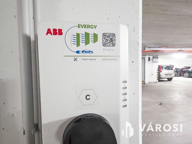 Szabolcs utcában teremgarázs + 6,5 m2 tároló eladó