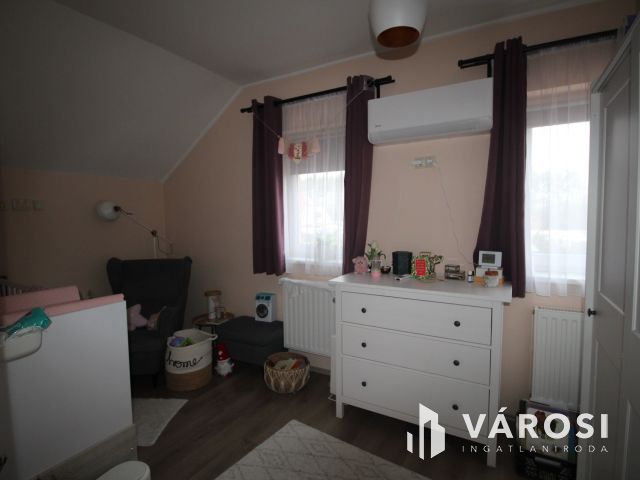 Újszerű, 4 szobás ház, jó környezetben