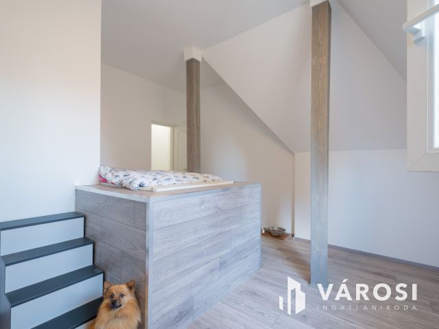 Eladó szinte új lakás Gödön: nappali + 2 háló + 2 autóbeálló