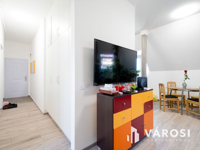 Eladó szinte új lakás Gödön: nappali + 2 háló + 2 autóbeálló