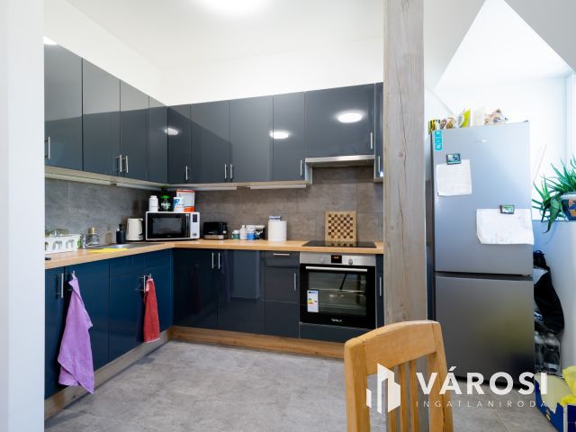 Eladó szinte új lakás Gödön: nappali + 2 háló + 2 autóbeálló