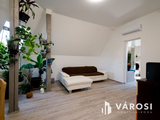 Eladó szinte új lakás Gödön: nappali + 2 háló + 2 autóbeálló