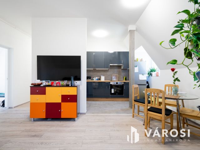 Eladó szinte új lakás Gödön: nappali + 2 háló + 2 autóbeálló