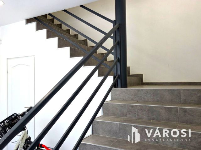 Eladó szinte új lakás Gödön: nappali + 2 háló + 2 autóbeálló