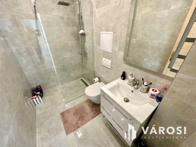 Szerpentin út felső részén felújított lakás eladó!