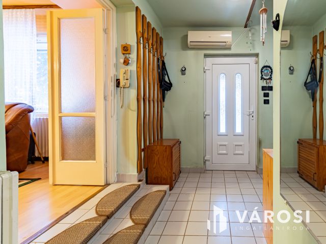 Három szobás ikerházfél eladó, Szigethalmon.