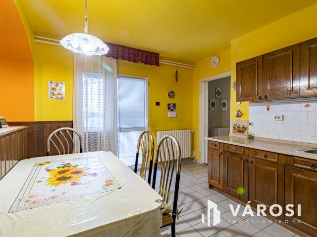 Három szobás ikerházfél eladó, Szigethalmon.