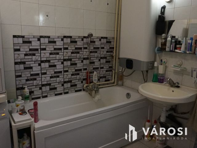 Tágas lakás kertrésszel kiváló helyen Vásárhelyen