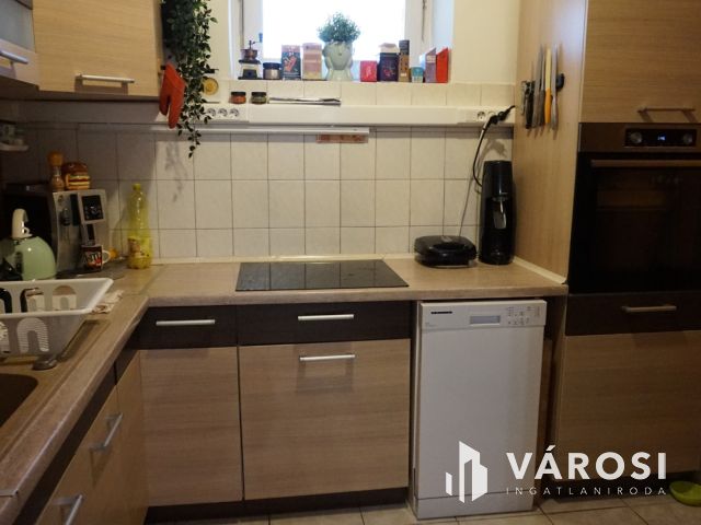 Tágas lakás kertrésszel kiváló helyen Vásárhelyen