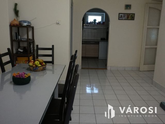 Tágas lakás kertrésszel kiváló helyen Vásárhelyen