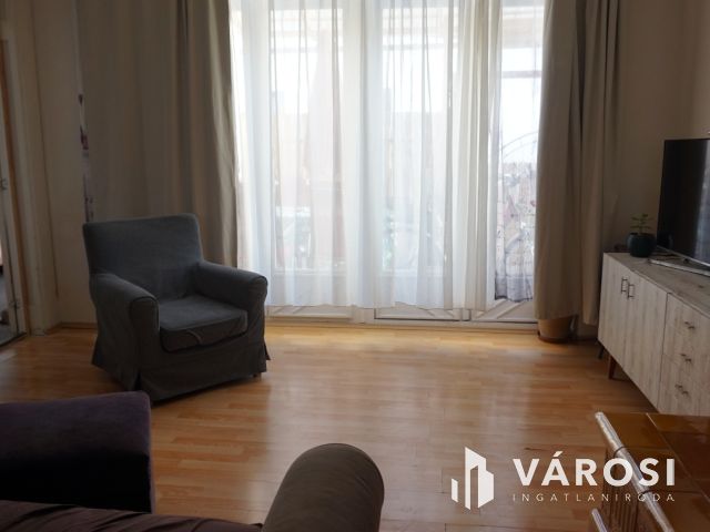 Tágas lakás kertrésszel kiváló helyen Vásárhelyen