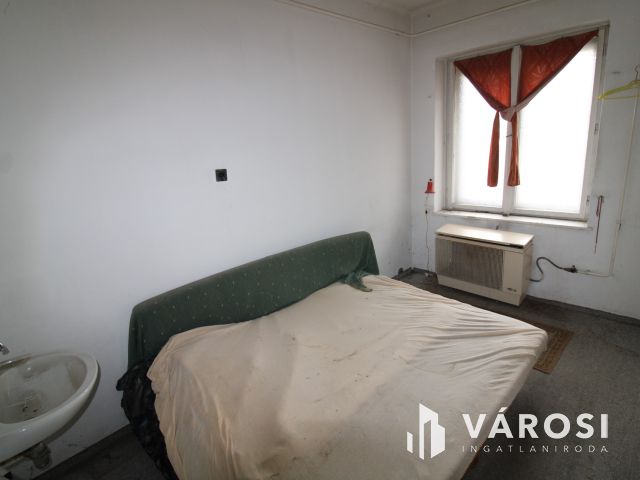Belváros központi, földszinti tégla lakás.