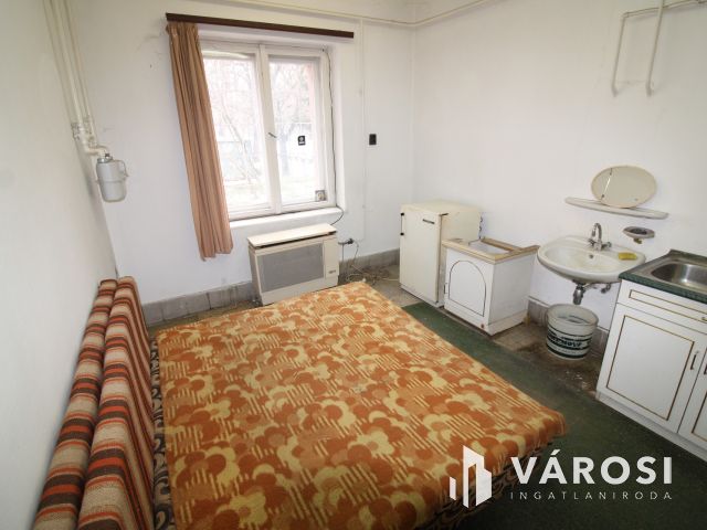 Belváros központi, földszinti tégla lakás.