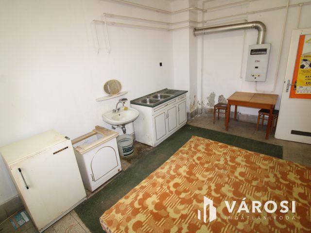 Belváros központi, földszinti tégla lakás.