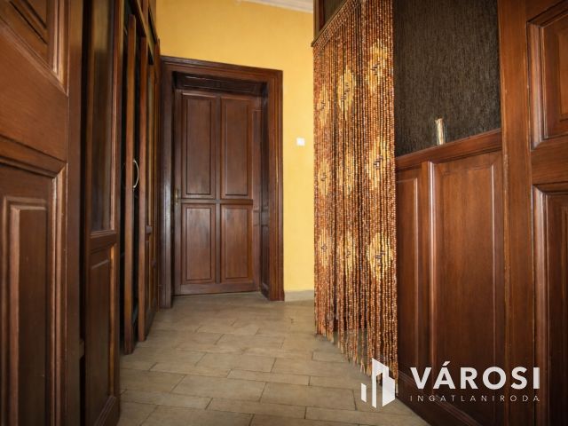 Nagyvonalú terek, polgári hangulat Békéscsaba belvárosában