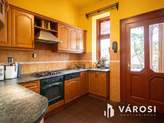 Nagyvonalú terek, polgári hangulat Békéscsaba belvárosában