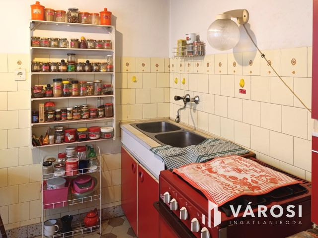 Körös-parton első emeleti, 2,5 szobás téglalakás eladó!