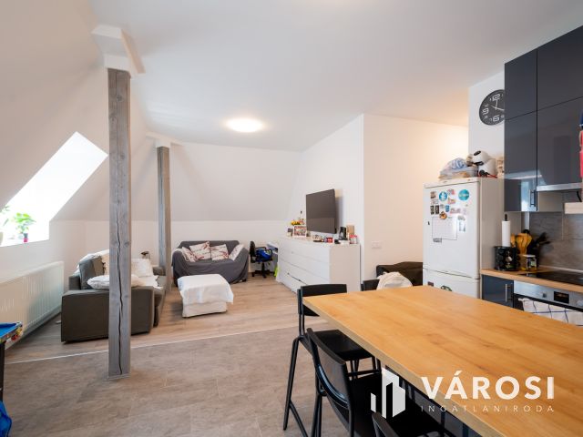 Eladó újszerű lakás Gödön: nappali + 2 háló + 2 autóbeálló